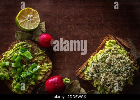 Avocado Toast mit Zitrone auf Holztisch Stockfoto