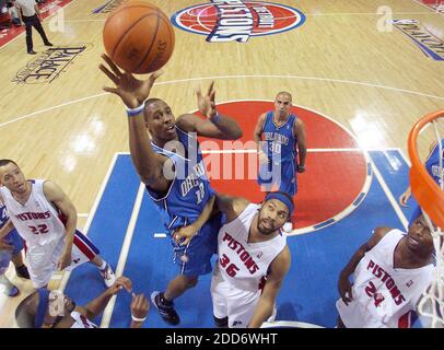 KEIN FILM, KEIN VIDEO, KEIN Fernsehen, KEINE DOKUMENTATION - Dwight Howard von Orlando Magic schießt in Spiel 2 der ersten Runde der NBA-Playoffs über Detroit Pistons-Verteidiger Rasheed Wallace. Die Kolben besiegten die Magie, 98-90, im Palast in Auburn Hills, MI, USA am 23. April 2007. Foto von Gary W. Green/Orlando Sentinel/MCT/Cameleon/ABACAPRESS.COM Stockfoto