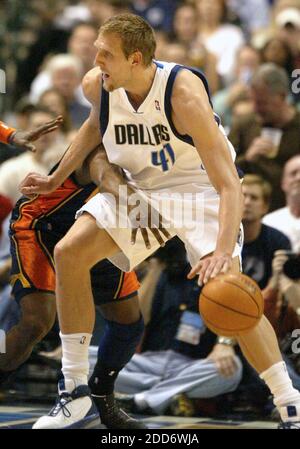 KEIN FILM, KEIN VIDEO, KEIN Fernsehen, KEINE DOKUMENTATION - Golden State Warriors Baron Davis bewacht Dallas Mavericks Dirk Nowitzki in der ersten von Game One der NBA Playoffs im American Airlines Center in Dallas, Texas, USA, am 22. April 2007. Foto von Khampha Bouaphanh/Fort Worth Star-Telegram/MCT/Cameleon/ABACAPRESS.COM Stockfoto