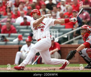 KEIN FILM, KEIN VIDEO, KEIN Fernsehen, KEIN DOKUMENTARFILM - Albert Pujols von St. Louis Cardinals schlägt im ersten Inning während des Spiels der Cardinals gegen die Cincinnati Reds im Busch Stadium in St. Louis, Missouri, USA, am 26. April 2007 ein Doppel. Foto von Chris Lee/St. Louis Post-Dispatch/MCT/ABACAPRESS.COM Stockfoto