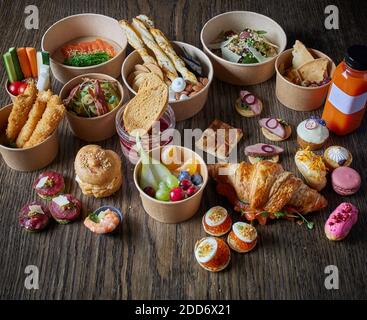 Verschiedene Restaurants zum Mitnehmen Essen auf Holztisch Stockfoto