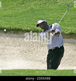 KEIN FILM, KEIN VIDEO, KEIN TV, KEIN DOKUMENTARFILM - Fidji's Vijay Singh trifft aus dem Bunker auf dem 16. Green während der dritten Runde Aktion der Byron Nelson Championship Pro-am in Irving, TX, USA, am 28. April 2007. Foto von Darrell Byers/Fort Worth Star-Telegram/MCT/Cameleon/ABACAPRESS.COM Stockfoto