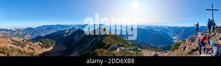 Panoramaaufnahme vom Gipfel des Mount Kampenwand Stockfoto