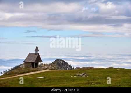 Kirche gesehen beim Wandern auf den Gipfel der Kampenwand Stockfoto