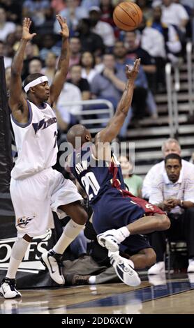 KEIN FILM, KEIN VIDEO, KEIN Fernsehen, KEIN DOKUMENTARFILM - Eric Snow von The Cleveland Cavaliers (20) wirft in der ersten Hälfte ihres ersten Playoff-Spiels in Washington, DC, USA, am 30. April 2007 einen Schuss gegen den Washington Wizards' Donell Taylor. Die Kavaliers besiegten die Zauberer, 97-90. Foto von Harry Walker/MCT/ABACAPRESS.COM Stockfoto