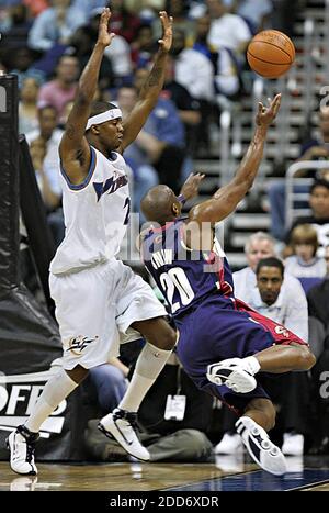 KEIN FILM, KEIN VIDEO, KEIN TV, KEINE DOKUMENTATION - Eric Snow (20) von The Cleveland Cavaliers wirft einen Schuss, nachdem er von Washington Wizards Verteidiger Donell Taylor während der ersten Halbzeit Aktion in Spiel 4 der NBA Playoffs erste Runde, im Verizon Center in Washington, DC, beschossen wurde, USA am 30. April 2007. Die Kavaliers besiegten die Zauberer, 97-90. Foto von Ed Suba Jr/Akron Beacon Journal/MCT/Cameleon/ABACAPRESS.COM Stockfoto