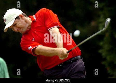 KEIN FILM, KEIN VIDEO, KEIN TV, KEIN DOKUMENTARFILM - Irlands Padraig Harrington trifft eine Aufnahme aus der 6. T-Box während der ersten Runde bei der Wachovia Championship im Quail Hollow Club in Charlotte, NC, USA am 3. Mai 2007. Foto von Layne Bailey/Charlotte Observer/MCT/ABACAPRESS.COM Stockfoto