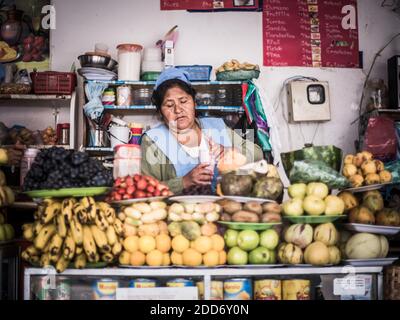 Fruchtsaftverkäufer, Campesino Market (Mercado Campesino), Sucre, Bolivien, Südamerika Stockfoto