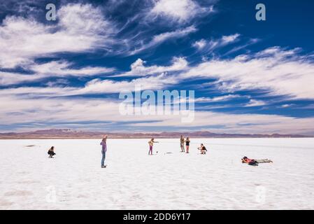 Perspektivische Fotos in den Salzebenen von Uyuni (Salar de Uyuni), Uyuni, Bolivien, Südamerika Stockfoto