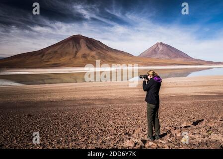 Tourist fotografiert den Vulkan Licancabur (rechts) und die Laguna Verde, Bolivien nahe der Grenze zu Chile, Südamerika Stockfoto