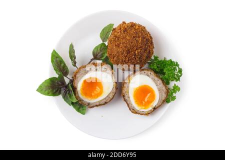 Gekochte Scotch-Eier auf weißem Porzellanteller aus nächster Nähe Stockfoto