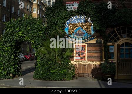 London, Großbritannien. 24. November 2020. Das Äußere des geschlossenen Restaurants Sarastro an der Drury Lane. Hospitality-Unternehmen haben während der Coronavirus-Pandemie zu kämpfen, und da sie in Theaterland sind, wäre dieses Geschäft noch stärker betroffen gewesen, da die Theater seit März geschlossen wurden. Englands Sperrbeschränkungen sollen nach dem 2. Dezember von der britischen Regierung gelockert werden. Kredit: Stephen Chung / Alamy Live Nachrichten Stockfoto