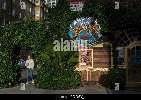 London, Großbritannien. 24. November 2020. Das Äußere des geschlossenen Restaurants Sarastro an der Drury Lane. Hospitality-Unternehmen haben während der Coronavirus-Pandemie zu kämpfen, und da sie in Theaterland sind, wäre dieses Geschäft noch stärker betroffen gewesen, da die Theater seit März geschlossen wurden. Englands Sperrbeschränkungen sollen nach dem 2. Dezember von der britischen Regierung gelockert werden. Kredit: Stephen Chung / Alamy Live Nachrichten Stockfoto