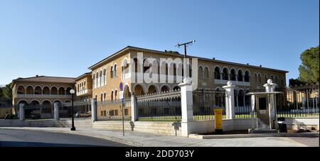 Seite und Vorderseite des Erzbischofs-Palastes, Süd-Nikosia, Zypern Stockfoto