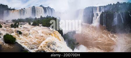 Teufelskehle bei den Iguazu Fällen (alias Iguacu Falls oder Cataratas del Iguazu), von brasilianischer Seite aus gesehen, Brasilien Argentinien Grenze Paraguay, Südamerika Stockfoto