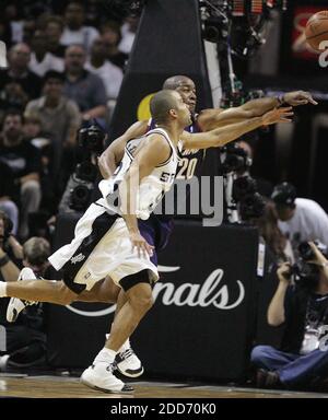 KEIN FILM, KEIN VIDEO, KEIN TV, KEIN DOKUMENTARFILM - Cleveland Cavaliers-Wächter Eric Snow (rechts) kämpft mit dem San Antonio Spurs-Wächter Tony Parker während der ersten Halbzeit in Spiel 2 der NBA-Finals um einen lockeren Ball. Die Spurs besiegten die Cavaliers, 103-92, im AT&T Center in San Antonio, TX, USA am 10. Juni 2007. Foto von Ed Suba Jr./Akron Beacon Journal/MCT/Cameleon/ABACAPRESS.COM Stockfoto