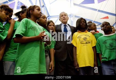 KEIN FILM, KEIN VIDEO, KEIN Fernsehen, KEIN DOKUMENTARFILM - Präsident Bush spricht die Medien an, als er am Freitag, den 15. Juni 2007, durch den New Boys and Girls Club of South Central Kansas, USA, tourte. Foto von Travis Heying/Wichita Eagle/MCT/ABACAPRESS.COM Stockfoto