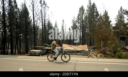 KEIN FILM, KEIN VIDEO, KEIN Fernsehen, KEINE DOKUMENTATION - Howard Hawk aus South Lake Tahoe, Kalifornien, Fahrräder entlang Lake Tahoe Blvd. Waren viele Häuser zerstört, 26. Juni 2007. Foto von Hector Amezcua/Sacramento Bee/MCT/ABACAPRESS.COM Stockfoto