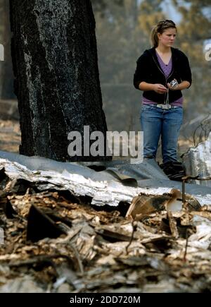 KEIN FILM, KEIN VIDEO, KEIN Fernsehen, KEIN DOKUMENTARFILM - Erin Hartzell, 22, durchsiebt die Überreste des Hauses ihrer Familie, nachdem das Angora-Feuer am 26. Juni 2007 das Gebäude in South Lake Tahoe, Kalifornien, zerstörte. Foto von Kevin German/Sacramento Bee/MCT/ABACAPRESS.COM Stockfoto