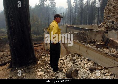 KEIN FILM, KEIN VIDEO, KEIN Fernsehen, KEIN DOKUMENTARFILM - Pat Hennessy, ein privater Unternehmer für das Forstministerium, geht durch die Überreste seines Hauses in South Lake Tahoe, Kalifornien, Montag, 25. Juni 2007. Hennessys Familie entkam dem Feuer, nachdem er ihnen sagte, wegen der heißen Glut zu gehen, die nahe seinem Haus fällt. Foto von Paul Kitagaki Jr./Sacramento Bee/MCT/ABACAPRESS.COM Stockfoto