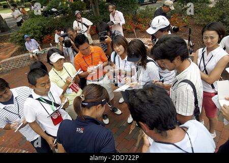 KEIN FILM, KEIN VIDEO, KEIN Fernsehen, KEIN DOKUMENTARFILM - Ji-Yai Shin spricht mit Mitgliedern der asiatischen Medien bei der U.S. Open Practice Round in Southern Pines, NC, USA am 27. Juni 2007. Foto von Jason Arthurs/Raleigh News &amp; Observer/MCT/ABACAPRESS.COM Stockfoto