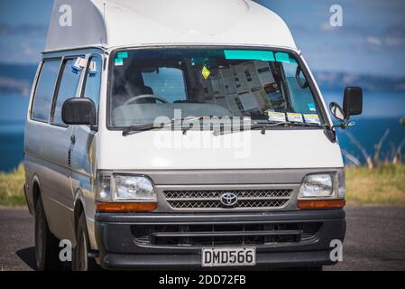 Lesen einer Karte in einem Wohnmobil an der Westküste der Coromandel Peninsula, Neuseeland Nordinsel Stockfoto