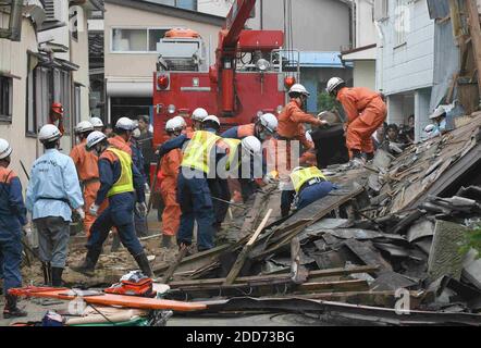 KEIN FILM, KEIN VIDEO, KEIN Fernsehen, KEIN DOKUMENTARFILM - Rettungskräfte durchsieben am Dienstag, den 17. Juli 2007, in Niigata, Japan, Trümmer. Ein Erdbeben traf die Gegend am Montagmorgen. Foto von Yomiuri Shimbun/MCT/ABACAPRESS.COM Stockfoto
