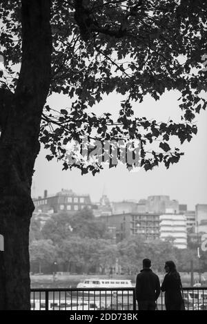 Paar bewundern die Themse von South Bank, London, England Stockfoto