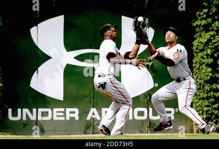 KEIN FILM, KEIN VIDEO, KEIN TV, KEIN DOKUMENTARFILM - San Francisco Giants Left Fielder Fred Lewis schneidet vor Centerfielder Dave Roberts und fängt eine Opferfliege von Chicago Cubs Mike Fontenot im achten Inning am Wrigley Field in Chicago, IL, USA am 18. Juli 2007. Foto: Phil Velasquez/Chicago Tribune/MCT/Cameleon/ABACAPRESS.COM Stockfoto