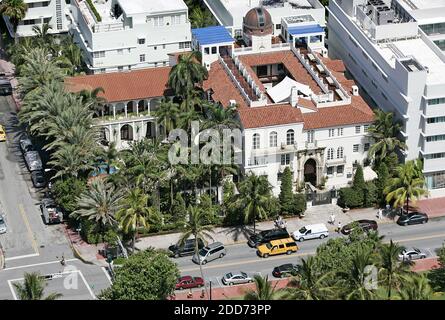 KEIN FILM, KEIN VIDEO, KEIN Fernsehen, KEIN DOKUMENTARFILM - eine Luftaufnahme des ehemaligen Herrenhauses von Gianni Versace, heute Casa Casuarina, in Miami Beach, FL, USA, am 29. Juni 2007. Es ist der 10. Todestag des italienischen Designers Gianni Versace. Foto von Al Diaz/Miami Herald/MCT/ABACAPRESS.COM Stockfoto
