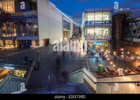 Southbank Centre bei Nacht, von den Golden Jubilee Bridges aus gesehen, South Bank, London, England Stockfoto