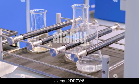 Kreisschüttler zum Mischen, Schütteln und Mischen biologischer Proben in Glasflaschen Stockfoto