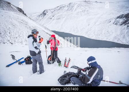 Skitouren am Loch Avon am Fluss Avon, Cairngorms National Park, Schottland, Großbritannien, Europa Stockfoto