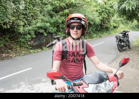 Erkunden Sie die Insel Pulau Weh mit dem Motorrad, in der Nähe von Iboih, Provinz Aceh, Sumatra, Indonesien, Asien Stockfoto