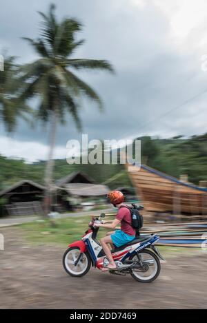 Tourist in der Nähe von Iboih, erkunden Pulau Weh Insel mit dem Motorrad, Aceh Provinz, Sumatra, Indonesien, Asien Stockfoto