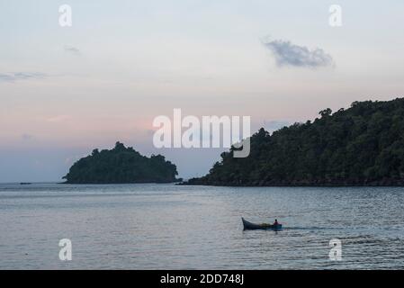 Fischerboot in Iboih Bay bei Sonnenuntergang, Pulau Weh Insel, Aceh Provinz, Sumatra, Indonesien, Asien, Hintergrund mit Kopierraum Stockfoto