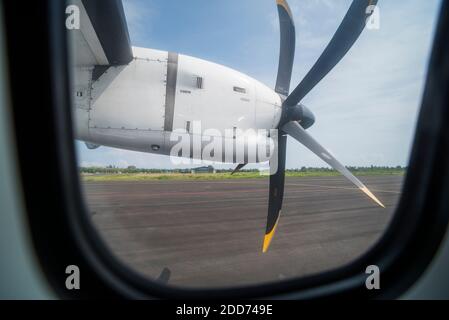 Blick aus dem Fenster des startenden Propellerflugzeugs, Pulau Weh Island, Provinz Aceh, Sumatra, Indonesien, Asien Stockfoto