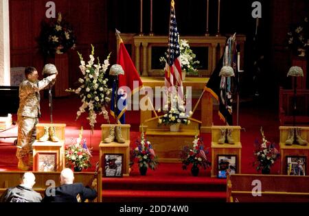 KEIN FILM, KEIN VIDEO, KEIN Fernsehen, KEINE DOKUMENTATION - "Ich komme immer zu diesen Diensten, weil ich sie immer als meine Brüder betrachten werde", sagt Meister Sergeant Robert Braddock, der überprüft, um zu sehen, dass die Fahnen, Helme und Infanterie-Nummern sind leicht sichtbar und ordnungsgemäß während eines Gedenkgottesdienstes für vier Stryker-Soldaten aus dem 1. Bataillon, 23. Infanterie-Regiment während des Dienstes im Irak getötet eingerichtet. Die vier Verstorbenen waren die SSG Jacob Thompson (26), SGT Nicholas Gummersall (23), SPC Juan Alcantara (22) und SPC Kareem Khan (23). Die Gedenkfeier fand am Freitag, den 17. August 2007 in Fort Lewis in Washi statt Stockfoto