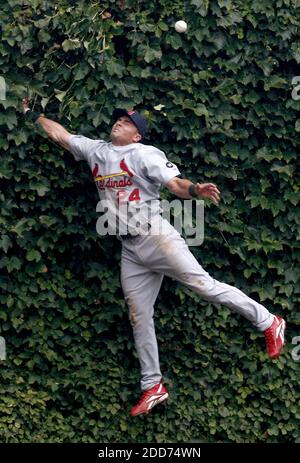 KEIN FILM, KEIN VIDEO, KEIN Fernsehen, KEIN DOKUMENTARFILM - der linke Feldspieler von St. Louis Cardinals Rick Ankiel kann am 20. August 2007 im ersten Inning im Wrigley Field in Chicago, IL, USA, kein Doppel von Chicago Cubs Ryan Theriot erreichen. Foto von Nuccio DiNuzzo/Chicago Tribune/MCT/Cameleon/ABACAPRESS.COM Stockfoto