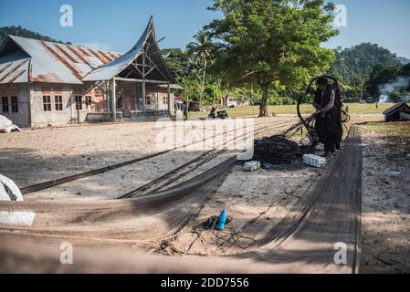 Fischer bringen Netze in Sungai Pinang, einem Fischerdorf in der Nähe von Padang in West-Sumatra, Indonesien, Asien Stockfoto