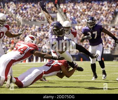 KEIN FILM, KEIN VIDEO, KEIN Fernsehen, KEIN DOKUMENTARFILM - Willis McGahee (23) von den Arizona Cardinals' Terrence holt (42) und Gerald Hayes (54) wird in der ersten Hälfte ihres Spiels am 23. September 2007 in Baltimore, MD, USA, behandelt. Foto von George Bridges/MCT/Cameleon/ABACAPRESS.COM Stockfoto