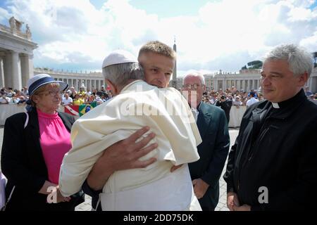 Papst Franziskus trifft Tomasz Komenda, einen unschuldigen ehemaligen polnischen Gefangenen, am Ende der wöchentlichen Generalaudienz im Vatikan am 13. Juni 2018. Der 41-jährige Mann hat fast 20 Jahre im Gefängnis verbracht, weil er ein junges Mädchen vergewaltigt und getötet hat. Papst Franziskus traf ihn und umarmte ihn direkt nach der Audienz. Mit Tomasz Komenda, einem 41-jährigen Mann, waren seine Eltern. Sie kamen nach Rom zusammen, um am Grab des heiligen Johannes Paul II. Zu beten, am Ende eines entsetzlichen Alptraums. Ein 20-jähriger Junge, der beschuldigt wird, ein 15-jähriges Mädchen vergewaltigt und ermordet zu haben, das die nächsten zwei dez. verbringt Stockfoto