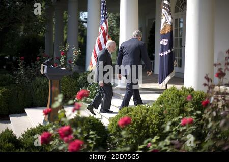 KEIN FILM, KEIN VIDEO, KEIN Fernsehen, KEIN DOKUMENTARFILM - Präsident George W. Bush geht mit seinem Kandidaten für den neuen US-Generalstaatsanwalt, pensionierter New Yorker Richter Michael Mukasey (links), am 17. September 2007 aus dem Rosengarten in Washington, D.C., USA. Mukasey, 66, würde Alberto Gonzales ersetzen, der im vergangenen Monat zurückgetreten war, nachdem er in Kontroversen über die Entlassungen von neun Bundesstaatsanwälten verwickelt wurde. Foto von Chuck Kennedy/MCT/ABACAPRESS.COM Stockfoto