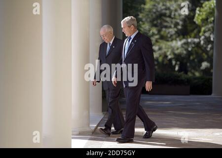 KEIN FILM, KEIN VIDEO, KEIN Fernsehen, KEIN DOKUMENTARFILM - Präsident George W. Bush geht mit seinem Kandidaten für den neuen US-Generalstaatsanwalt, pensionierter New Yorker Richter Michael Mukasey (links), am 17. September 2007 in Washington, D.C., USA, in den Rosengarten. Mukasey, 66, würde Alberto Gonzales ersetzen, der im vergangenen Monat zurückgetreten war, nachdem er in Kontroversen über die Entlassungen von neun Bundesstaatsanwälten verwickelt wurde. Foto von Chuck Kennedy/MCT/ABACAPRESS.COM Stockfoto