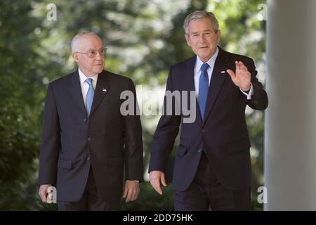 KEIN FILM, KEIN VIDEO, KEIN Fernsehen, KEIN DOKUMENTARFILM - Präsident George W. Bush geht mit seinem Kandidaten für den neuen US-Generalstaatsanwalt, pensionierter New Yorker Richter Michael Mukasey (links), am 17. September 2007 in Washington, D.C., USA, in den Rosengarten. Mukasey, 66, würde Alberto Gonzales ersetzen, der im vergangenen Monat zurückgetreten war, nachdem er in Kontroversen über die Entlassungen von neun Bundesstaatsanwälten verwickelt wurde. Foto von Chuck Kennedy/MCT/ABACAPRESS.COM Stockfoto