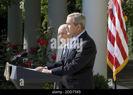 KEIN FILM, KEIN VIDEO, KEIN Fernsehen, KEIN DOKUMENTARFILM - Präsident George W. Bush kündigt seinen Kandidaten für den neuen US-Generalstaatsanwalt, den pensionierten New Yorker Richter Michael Mukasey (links), am 17. September 2007 im Rosengarten des Weißen Hauses in Washington, D.C., USA an. Mukasey, 66, würde Alberto Gonzales ersetzen, der im vergangenen Monat zurückgetreten war, nachdem er in Kontroversen über die Entlassungen von neun Bundesstaatsanwälten verwickelt wurde. Foto von Chuck Kennedy/MCT/ABACAPRESS.COM Stockfoto