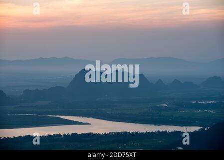 Kalksteinkarstgebirge und Thanlwin River, vom Berg Zwegabin bei Sonnenuntergang gesehen, hPa an, Kayin State (Karen State), Myanmar (Burma) Stockfoto