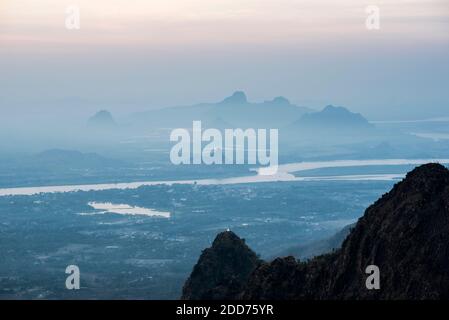 Kalksteinkarstgebirge um hPa an, gesehen vom Berg Zwegabin bei Sonnenuntergang, Kayin State (Karen State), Myanmar (Burma) Stockfoto