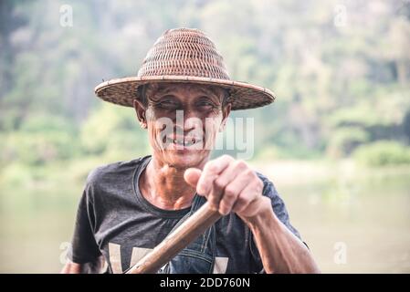 Porträt eines Mannes in Sadan Cave (aka Saddar Caves), hPa an, Kayin State (Karen State), Myanmar (Burma) Stockfoto