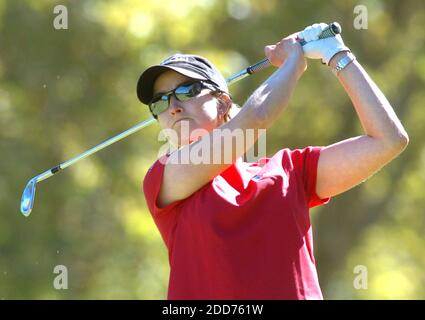 KEIN FILM, KEIN VIDEO, KEIN Fernsehen, KEINE DOKUMENTATION - Kanadas Lorie Kane beobachtet ihre Aufnahme auf dem 7. Tee während der dritten Runde des LPGA Longs Drugs Challenge Golfturniers, das am 6. Oktober 2007 im Blackhawk Country Club in Danville, CA, USA, stattfand. Foto von Doug Duran/Contra Costa Times/MCT/Cameleon/ABACAPRESS.COM Stockfoto